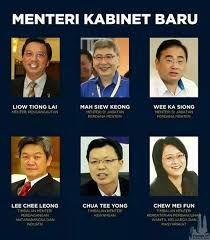 Mahathir secara rasminya menjadi perdana menteri malaysia yang baru menggantikan najib razak setelah satu majlis angkat. Senarai Menteri Kabinet Malaysia Baru 2018 Selepas Pru14