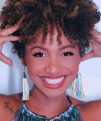 Vanessa Ayres's Instagram, Twitter & Facebook