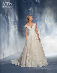 The exquisite european design and 100% european production combined with over 15 years of experience, unique highest quality lace designed and made at our own factory, fastest possible deliveries in the sector, perfect fitting and modern, impeccable styling. Brautkleid 51473 Von Sofia Bianca Auf Ja De