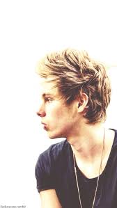 Avustralyalı pop rock grubu 5 seconds of summer'ın üyesi olarak tanınmıştır. 98 Luke Hemmings Wallpapers On Wallpapersafari