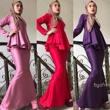 Katun katun merupakan jenis kain yang paling sering dijadikan bahan kebaya dari dulu. Natalia Kebaya Peplum Satin Byafrina Muslimah Fashion Two Piece On Carousell