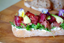 Quella dei panini di cena è una ricetta tipica. Panino Robiola Rucola Prosciutto Crudo Carota Avocado E Confettura Di Pomodori Rossi 3 Ricette Sul Como