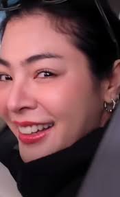 This is one of the best side profile photos of Faye. 🙂‍↕️