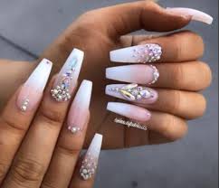Volvemos a la década de los 80 aunque ustedes no lo crean donde los colores. Unas Decoradas Con Piedras De Cristal Elegantes Y Hermosas Unas Decoradas Disenos De Unhas Y Decoraciones