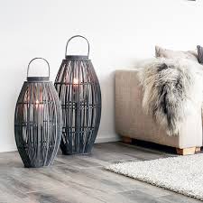 Laterne Aleta Von Broste Copenhagen Schones Windlicht Aus Holz In Grau Wohnzimmer Terrasse Schone Holzlaterne Grosses Windlicht Windlicht Laternen Holz