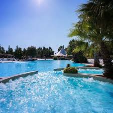 Fur Einen Entspannten Ostermontag Haben Wir Heute Diesen Traum Von Einem Pool Vom Camping Lacarabasse In Languedocroussillo Urlaub Camping Campingplatz