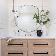 Antique farmhouse offers multiple sales events that include furniture, design lines, décor and art products at incredible savings focused around industrial decor, farmhouse decor, shabby chic, industrial vintage and vintage reproductions. 75 Beautiful Farmhouse Bathroom Pictures Ideas August 2021 Houzz