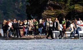 Se on puolen kilometrin päässä mantereesta, jossa rantaa pitkin kulkee valtatie e16. Survivors Of Norway Shootings Return To Island Of Utoya Anders Breivik The Guardian