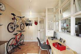 p 自転車のための趣味部屋 有孔ボードと土間床のようなフロアタイルでガレージっぽく p 趣味部屋 フロアタイル 床