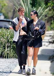 Dua lipa is one of the hottest singers in the world right now. Dua Lipa And Anwar Hadid Made Their Relationship Instagram Official Anwar Hadid Style Anwar Hadid Couple Outfits