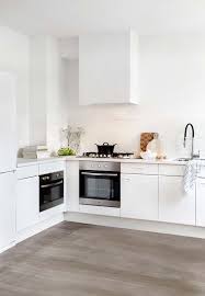 karwei met een eenvoudige houten ombouw is je afzuigkap niet in het zicht en het ziet er strak en ru kleine keuken ontwerpen keuken renovaties thuis keukens