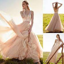 Dein kleid sollte an deiner hochzeit genauso wunderschön und besonders sein, wie der tag selbst. Kleid In Rose Gold Be4dc5