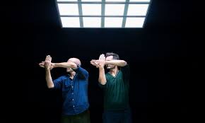 On ne parle pas avec des moufles !