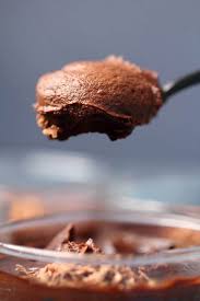Smooth And Creamy Vegan Chocolate Avocado Mousse You D Never Guess From The Taste That The Main Ingred Avocado Chocolate Mousse Vegan Chocolate Avocado Mousse