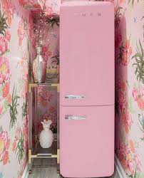 Kuche Mit Rosa Smeg Kuhlschrank Und Rosa Blumendruck Abnehmbare Tapete Abnehmbare Blumendruck Kuche In 2020 Retro Zuhause Vintage Einrichtungen Abnehmbare Tapete