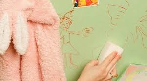 من مسح آثار القلم من ورق الجدران كيفية إزالة الحبر والقلم بسرعة إزالة الطين والصمغ من ورق الجدران الداكن غير المنسوج وخلفيات الفينيل يمكنك غسلها وكيفية تنظيف الورق والنسيج