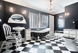 Bagno medio in appartamento in casa monofamiliare come zona bagno con la finestra, con sciacquone da incasso, con lavabo rettangolare, con piastrelle grigie, con. Il Bagno In Bianco E Nero