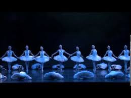 Le lac des cygnes est l'un des ballets les plus aimés de tous les ballets classiques de tout temps et l'une des pièces les plus populaires du répertoire du royal ballet une combinaison magique de la musique de tchaïkovski, la romance tragique fameuse qui ne laisse personne sans émotion et une. Le Lac Des Cygnes Entree Des Cygnes Acte Iv Youtube