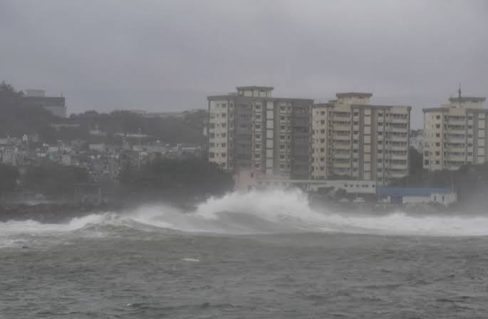 Cyclone Arnab Landfall | Odisha Andhra Pradesh Flights Trains Cancelled