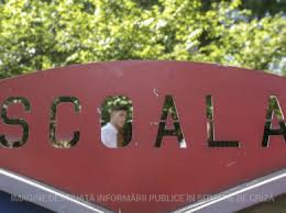 Pe lîngă vacanță de vară, care va dura 92 de zile, de pe 1 iunie pînă pe 31 august 2021, elevii vor mai avea încă alte patru vacanțe. Structura Anului Ècolar 2019 2020 A Fost PublicatÄ In Monitorul Oficial Ècoala Incepe Pe 9 Septembrie VacanÈa De IarnÄ Este IntersemestrialÄ Edupedu Ro