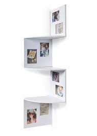 Une étagère d'angle est une solution idéale pour optimiser l'espace dans une pièce en utilisant le coin de mur. Etagere D Angle Avec Cadres Photos Blanc