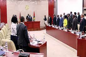 Mais de 500 mil pessoas, residentes nas comunidades ao longo das margens do rio lúrio nas províncias de niassa, nampula e cabo delgado, serão severamente atingidas, caso o conselho de ministros de moçambique decida aprovar o chamado projecto de desenvolvimento do vale do rio. Folha De Maputo Noticias Nacional Governo Mocambicano Extingue Igm