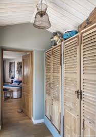Un Interieur Meuble Avec Des Objets De Recup Placard Fait Maison Porte Placard Persienne Agencement Dressing