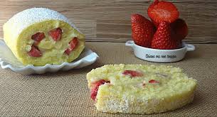 Prendete, quindi, 4 uova a temperatura ambiente e separate i tuorli dagli albumi. Rotolo Con Crema E Fragole Il Mio Rotolo Non Si Rompe Chiara Ma Non Troppo