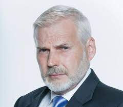 So, hairstyles for older men are different as they can't style the way they could in their 20s obviously. 10 Awesome Hairstyles For Balding Men Ctgbay Com Balding Mens Hairstyles Haircuts For Balding Men Older Mens Hairstyles