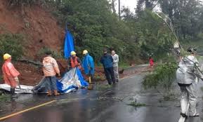 Petugas terpakasa menutup sementara sebagian ruas jalan dari arah. Pujcecacoo2im