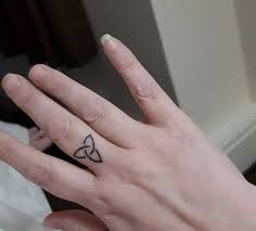 Beautiful ring finger girls tattoo design picture. Finger Tattoo Ideas That Are Cool