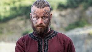 Harald skal ha vært sønn av småkongen rørek av lejre i danmark av skjoldungaætten og kong ivar vidfamnes datter aud djupauga. King Harald Finehair Vikings Cast History