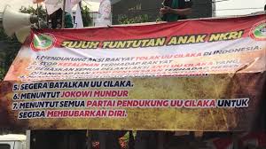 Tentu semua dalam kerangka konstitusi bukan makar atau kudeta.baik presiden mundur ataupun dimundurkan memiliki akar sejarah dalam ketatanegaraan kita. Massa 1310 Tolak Ciptaker Tuntut Jokowi Mundur Istana Kelewatan