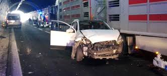Tânăra ar fi căzut în gol de la etajul 14 al blocului în care locuia. Grottammare Schianto Nella Galleria Montesecco Tre Feriti Uno In Serie Condizioni Traffico In Tilt La Nuova Riviera