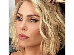 Traveling through toll booths can a lot of time and cause a lot of frustration. Ilary Blasi Trasformista Al Gf Vip Capelli Corti E Parrucche Per Stupire A Ogni Puntata Corriere It