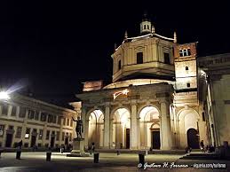 Ogni fine settimana alle colonne di san lorenzo, nel centro di milano, si registra una sorta di bollettino di guerra. La Basilica Di San Lorenzo A Milano In Una Veduta Notturna Viqueria