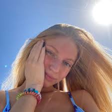 Taryn Mills's Instagram, Twitter & Facebook