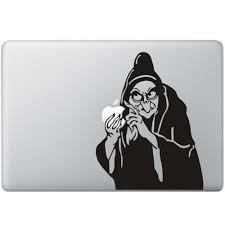 Ontdek de magie van het populaire sprookje sneeuwwitje in dit leuke denkspelletje van smartgames speciaal voor kleuters. Sneeuwwitje Heks Macbook Sticker Mcstickers