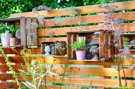 Decorer Un Petit Jardin En 5 Idees Originales Decoration Mur Exterieur Jardin Deco Petit Jardin Petits Jardins