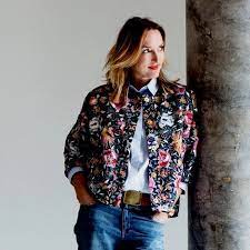 Her projects always have the same message: Sihame El Kaouakibi Ontmoet Essentiel Topvrouw Inge Onsea Outfits Casual Mode Outfits