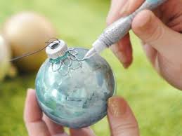 Weihnachtskugeln Mit Glitzerkleber Bemalen Weihnachtskugeln Basteln Gebastelte Weihnachtsdekoration Weihnachtskugeln