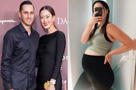 Wie is taking a break from golf to let her wrist heal, but there were many lpga players present at the wedding. Michelle Wie Shows Off Her Baby Bump With Crop Top Joke