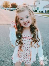 Aniden çıkan bir yemek, bir doğum günü partisi hatta bir düğün daveti… özel günler için saç modelleri aradığımızda bize sade bir şıklık katacağına emin olduğum bir model! Kiz Cocuklari Icin Degisik Sac Toplama Modelleri Guzellik