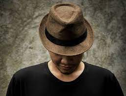 Bukan karena tidak diketahui nama penciptanya. Bicara Topi Saya Bundar Bicara Definisi Kehormatan Tatkala Co