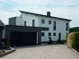 Der überdachte eingangsbereich und der separate flachdachanbau, welcher auf wunsch von einem großen balkon geziert wird, machen das haus zu einem echten traumhaus. Wohnhaus Flachdachanbau Hunderdorf Venus Tonwerk