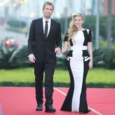 Their wedding was so uniquely them that they even penned their own song for the special moment, a tune called if i said i loved you. chad and i wrote the song and recorded it. Avril Lavigne Starportrat News Bilder Gala De