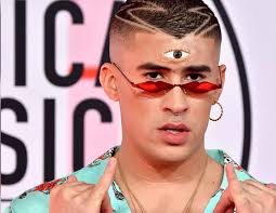 Bella mingling with bad bunny comes after her ex the weeknd released a new breakup song, heartless, which seems to be about the brunette beauty. Bad Bunny Comparte Video Interpretando El Tema Del Momento Tusa Miami Diario