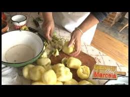 Împreună cu mărțișorul se oferă adesea și flori timpurii de primăvară, cea mai reprezentativă fiind ghiocelul. 150 Gatim Cu Marcela Ideas In 2021 Chef India Food Paine FÄrÄ Drojdie