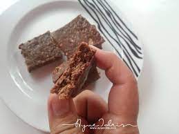 Perkongsian kali ini adalah daripada puan huda tarmizi yang sudi berkongsi resepi biskut jejari coklat yang 'super simple' ini menerusi post fb beliau. Resepi Mudah Chocolate Oat Bar Tanpa Bakar Ayue Idris
