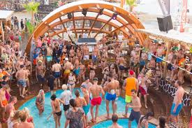 Der zrce beach ist ein ca. Partystrand Zrce In Novalja Top Strand Auf Der Insel Pag Lust Auf Kroatien De